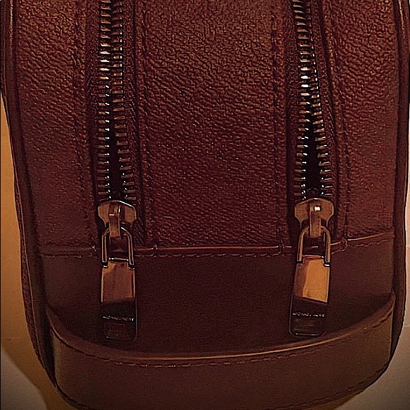 New Michael Kors Bag /Toiletry Bag. - Picture 4 of 5